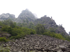 Panoramica sulle pareti della ferrata Nito Staich (38551 bytes)